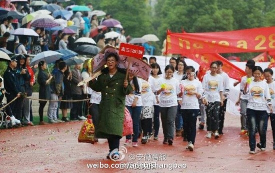 男生穿婚紗找對象