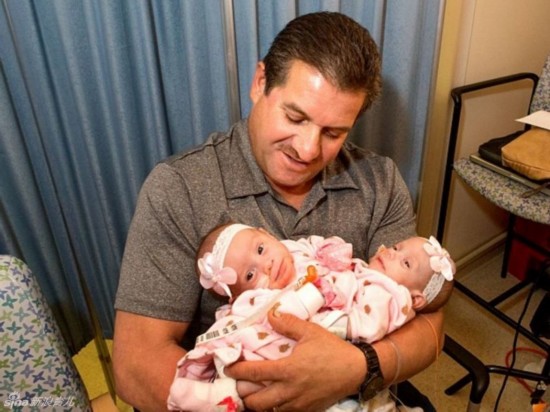 姐妹共用三條腿