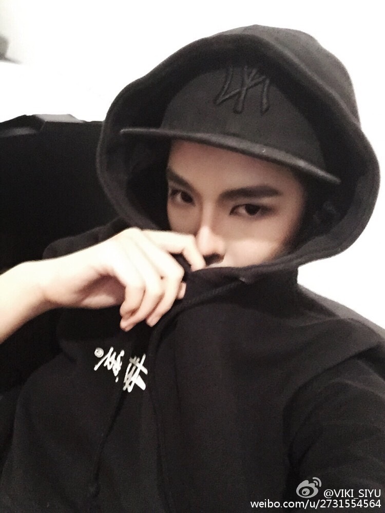 美女化吳亦凡仿妝