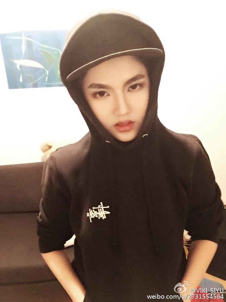 美女化吳亦凡仿妝