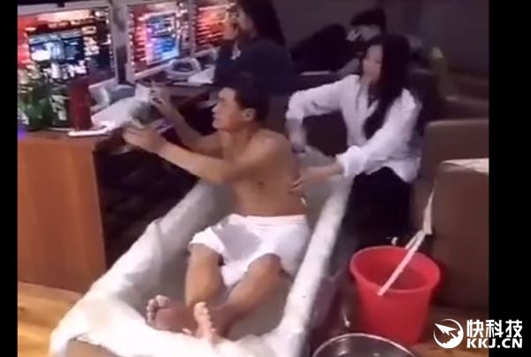 網(wǎng)吧美女搓背服務(wù)