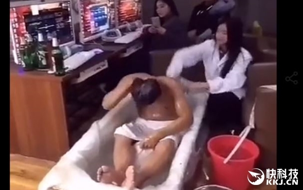 網(wǎng)吧美女搓背服務(wù)