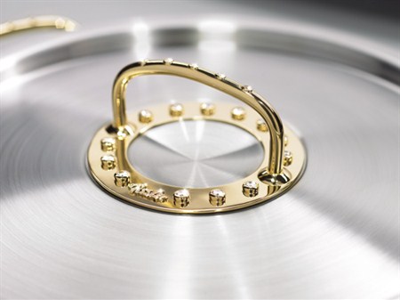 湯鍋鑲13克拉鉆石售價430萬元