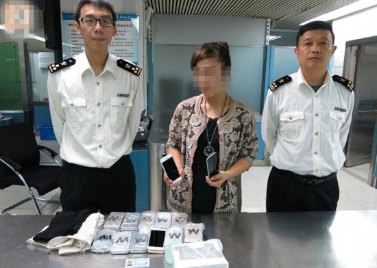 女子襠藏22部手機