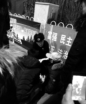 交警脫衣保護老人