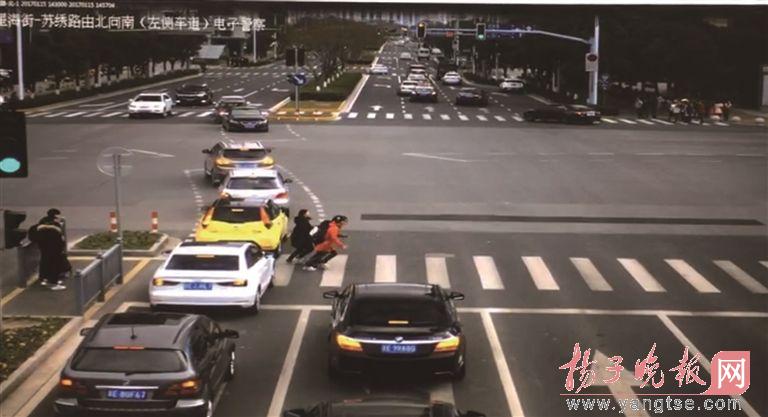 手拉手闖紅燈被撞