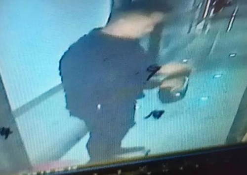 女子門口被放心臟