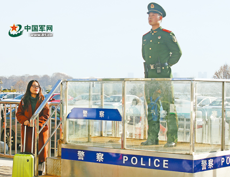 女大學生陪站崗