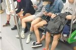 男生地鐵當眾脫褲 原來是地鐵無褲日快閃活動