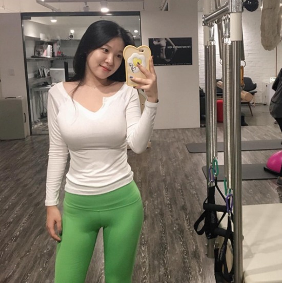 瑜伽美女自拍走紅