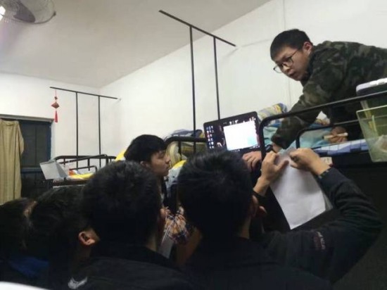 學霸寢室講課走紅