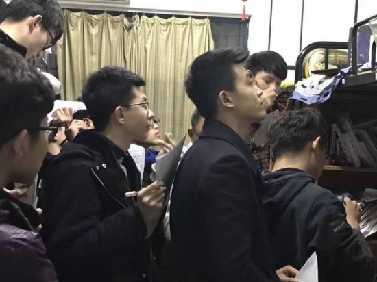 學霸寢室講課走紅