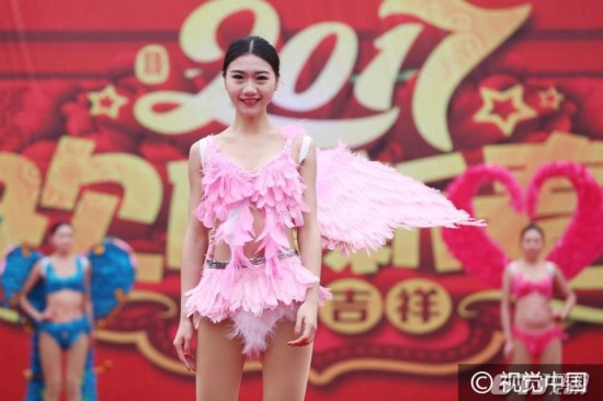 廟會上演維秘秀