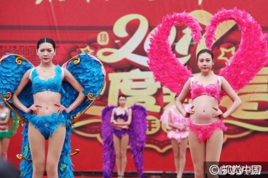 廟會上演維秘秀