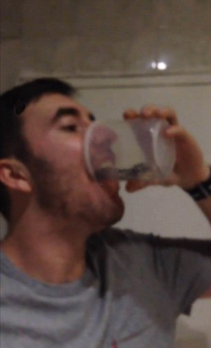 為贏英鎊活吞金魚