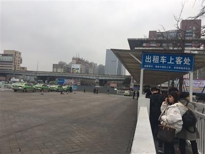 火車北站出租車上客處，一邊是排起長隊的乘客，一邊是寥寥可數的出租車。