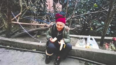 老太被鐵鏈拴屋外