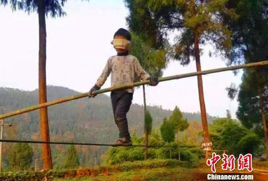 男孩自學盲走鋼絲