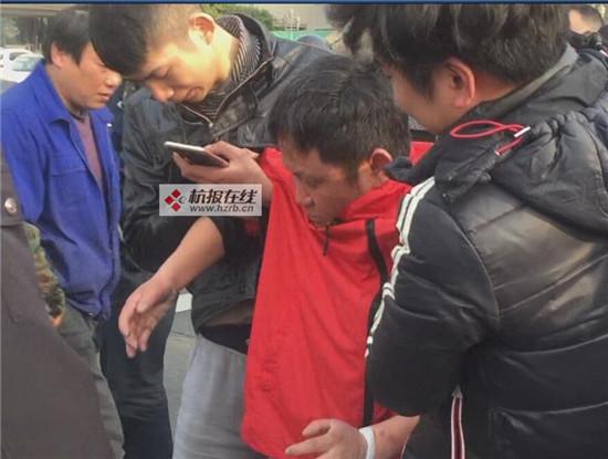 外賣小哥當街爬行