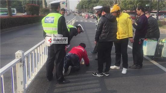 外賣小哥當街爬行