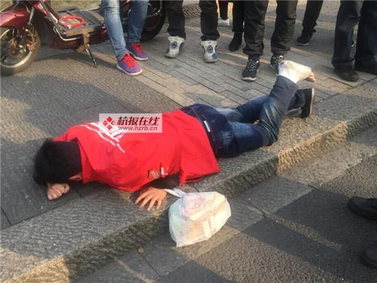 外賣小哥當街爬行