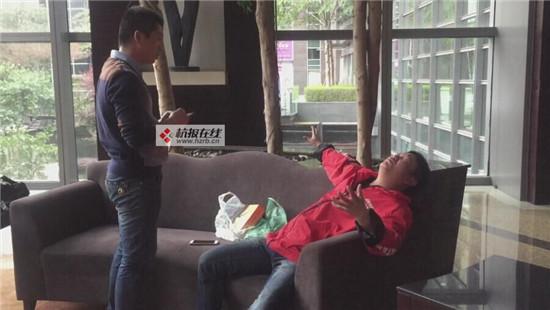 外賣小哥當街爬行