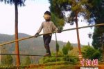 男孩自學盲走鋼絲 高手在民間