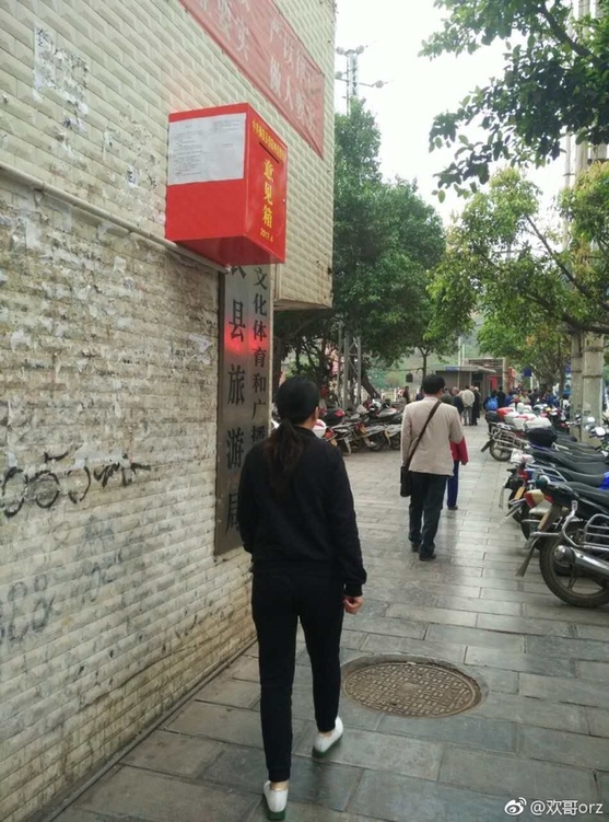 意見箱離地2米多高