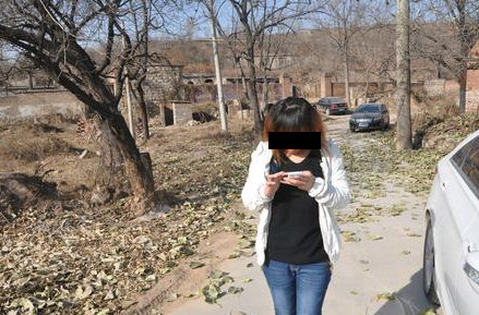 孫女掃墓沉迷手機