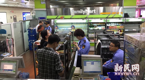 便利店老鼠蹲盒飯