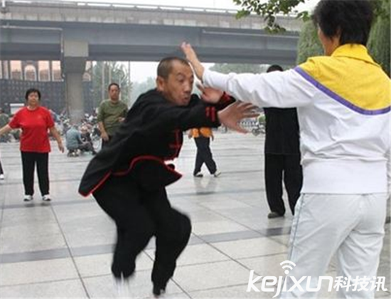 閆芳隔空騙術(shù)被扒