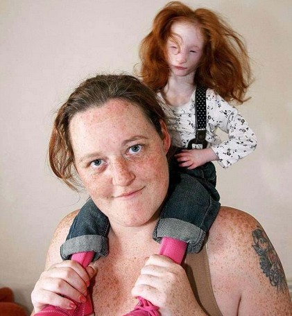 英國14歲姑娘比兔子小