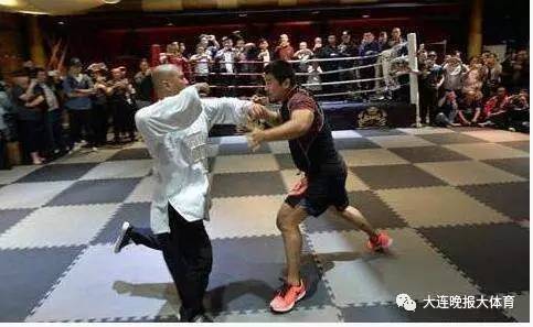 狂人挑戰(zhàn)整個(gè)武林