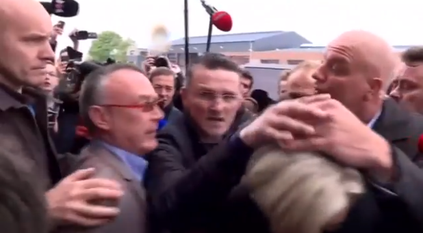 總統拉票遭扔雞蛋