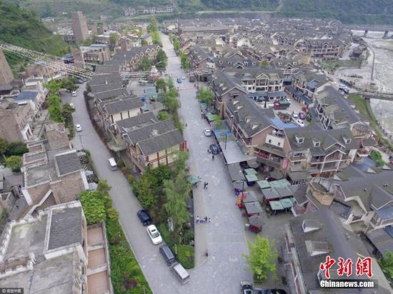 汶川地震九周年,航拍震中映秀鎮小洋樓整齊排列。 莫曉 攝 視覺中國