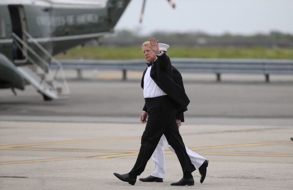2017年5月4日，在美國(guó)紐約肯尼迪機(jī)場(chǎng)，美國(guó)總統(tǒng)特朗普準(zhǔn)備乘直升機(jī)離開(kāi)。新華社記者 王迎 攝
