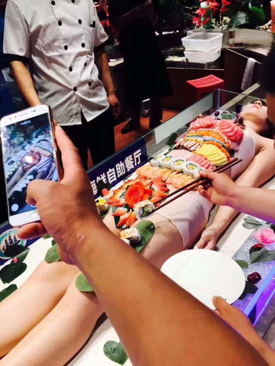 自助餐廳搞人體宴