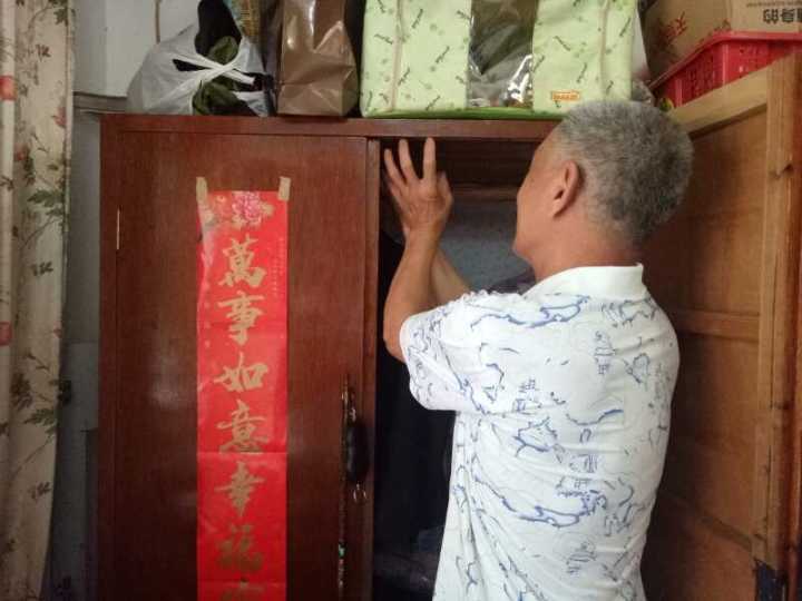 姑娘衣柜爬滿蜜蜂