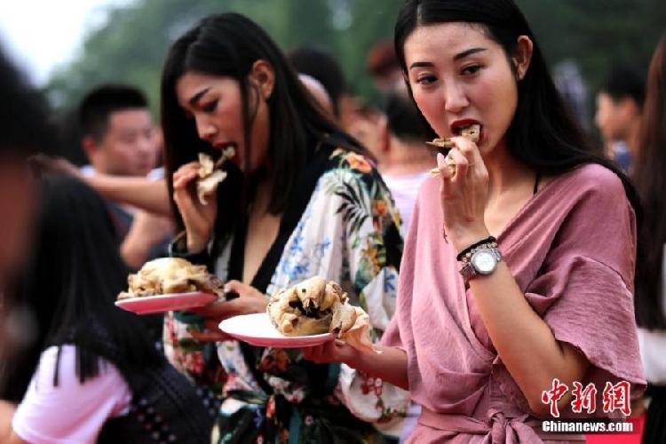 千人吃雞場面壯觀