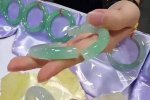 試戴30萬手鐲嚇暈 打碎了翡翠玉鐲
