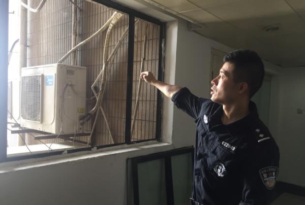 跳樓時絲襪被勾獲救