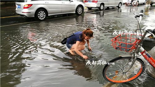 成都美女光腳清理下水道垃圾 獲網友點贊