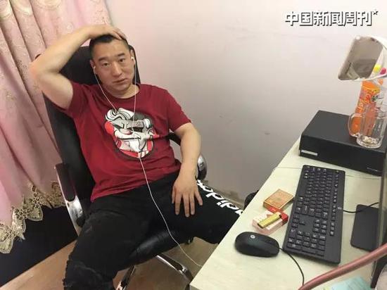 網名“大力哥” 的趙金龍在直播間。