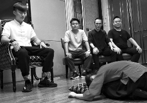 女孩磕頭照引熱議