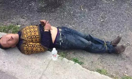 為不上班刀插自己