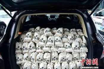 新婚夫婦派發(fā)狗糧