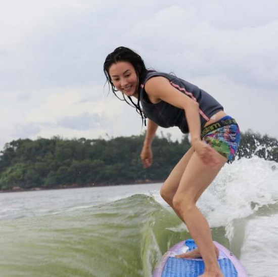 張柏芝穿泳裝沖浪