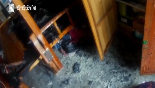 熊孩子放火燒房