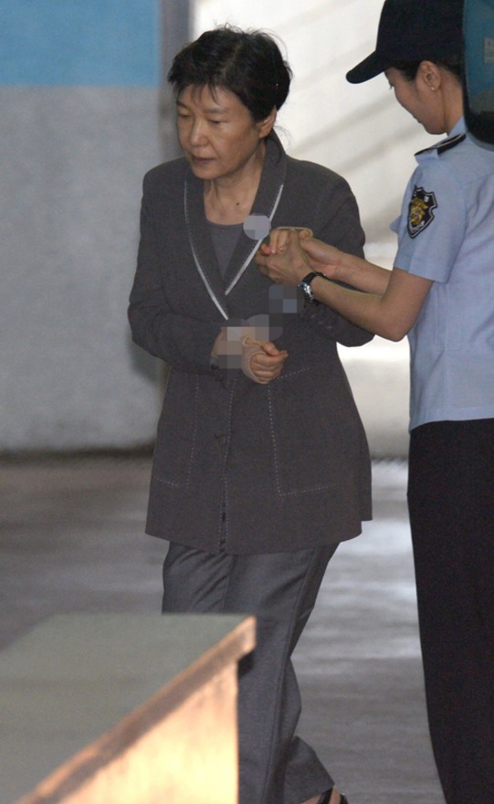 樸槿惠穿涼鞋受審