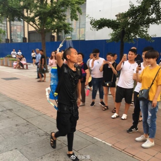 北京男子當街洗澡